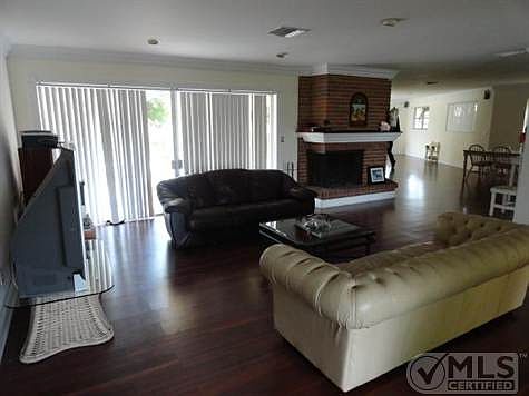 4th image of 421 N Country Club Dr