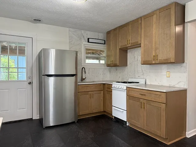 1726 Green Rd — Photo 3