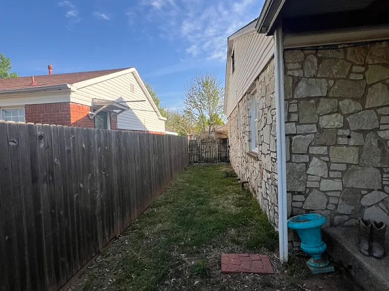 713 SW 49th St — Photo 31