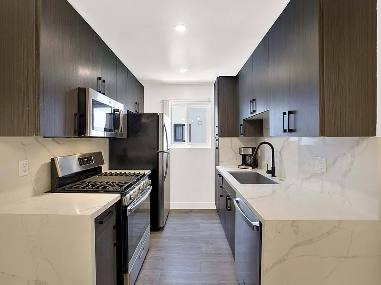 Westwood Riviera Apartments — Photo 26
