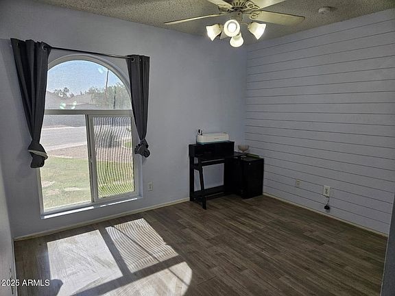 5th image of 696 W SHAWNEE Drive