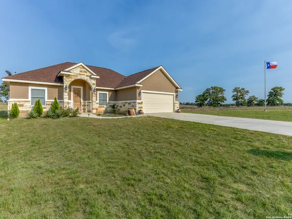 102 Las Palomas Dr, La Vernia, TX 78121