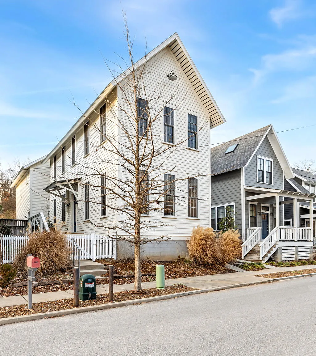 218 E South St — Photo 1
