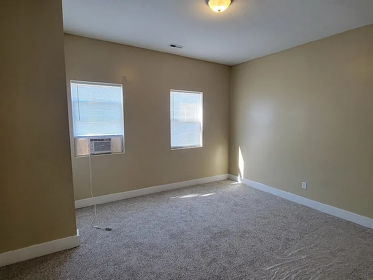 1354 Oliver Ave — Photo 7