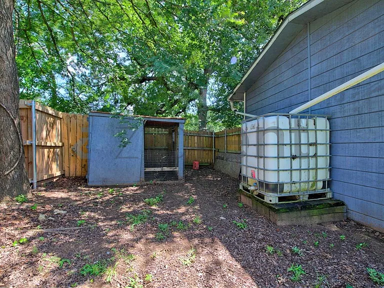 940 Chase St — Photo 32