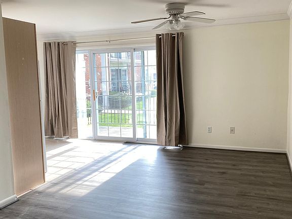5th image of 508 Fox Hills Dr N APT 3