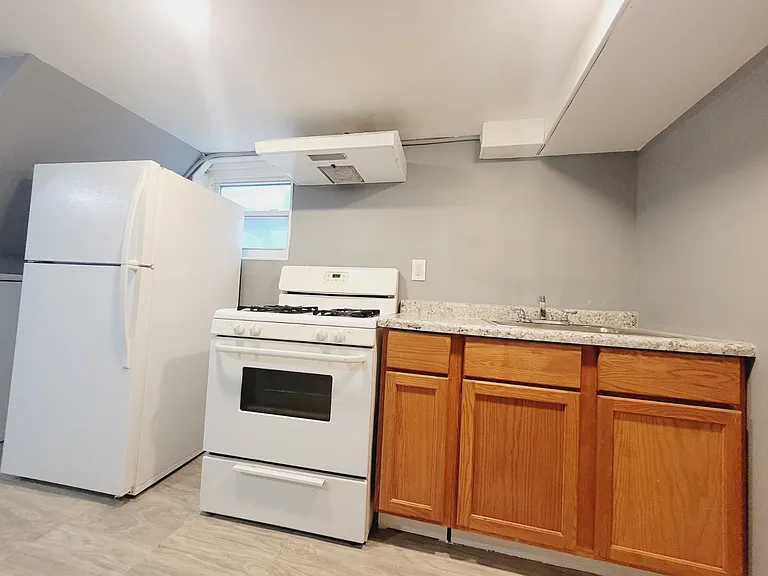 416 E 10th St — Photo 15