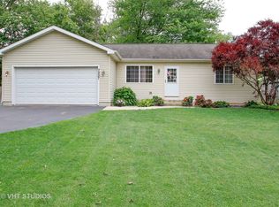 7207 Mohawk Dr, Wonder Lake, IL 60097