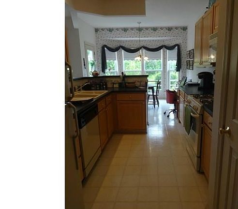 Eat-in kitchen