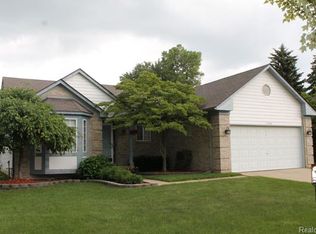 27430 Dover Ave, Livonia, MI 48150