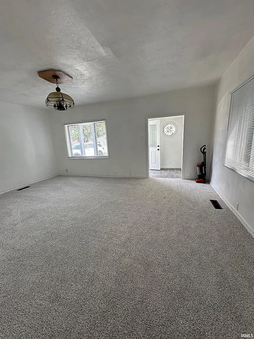2 bed, 1040 sqft, $950 — Photo 1