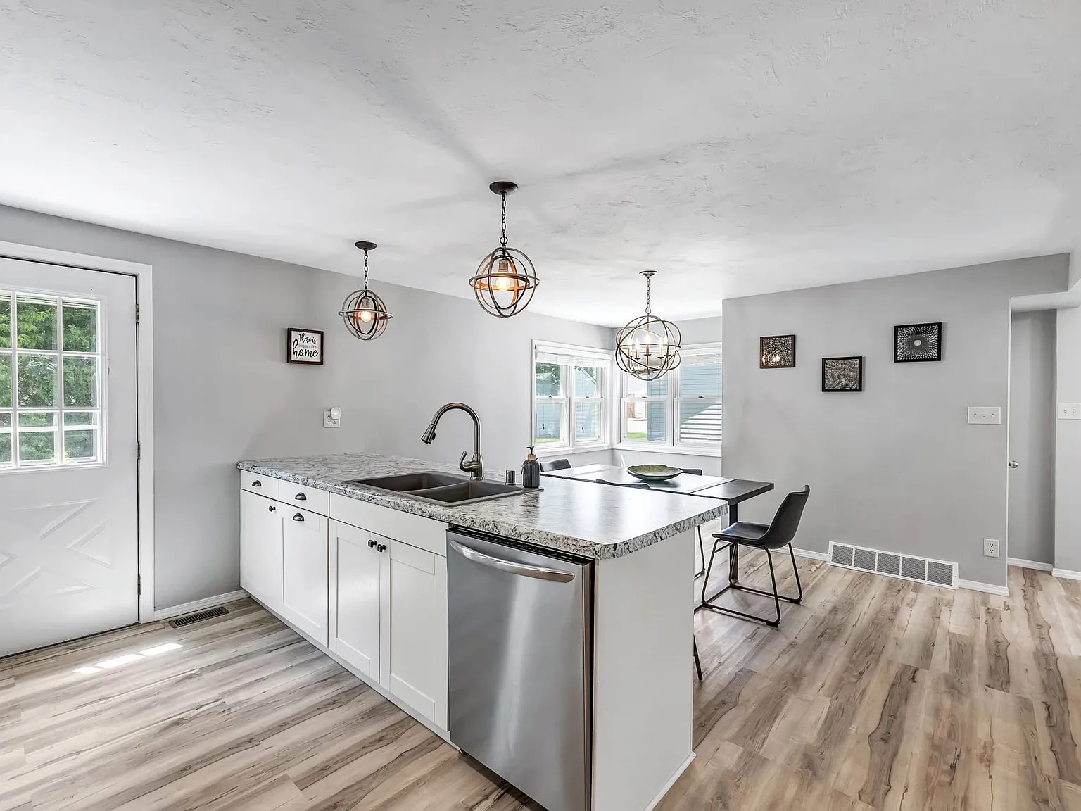 2 bed, 1002 sqft, $2,300 — Photo 3
