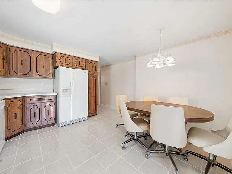 9109 Pine St — Photo 2