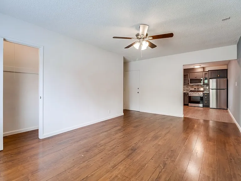 Classic Courtyard Building on Venice Blvd Secure, Convenient, Pet-Friendly — Photo 16