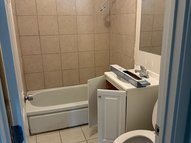 139 W Tyler St #B — Photo 10