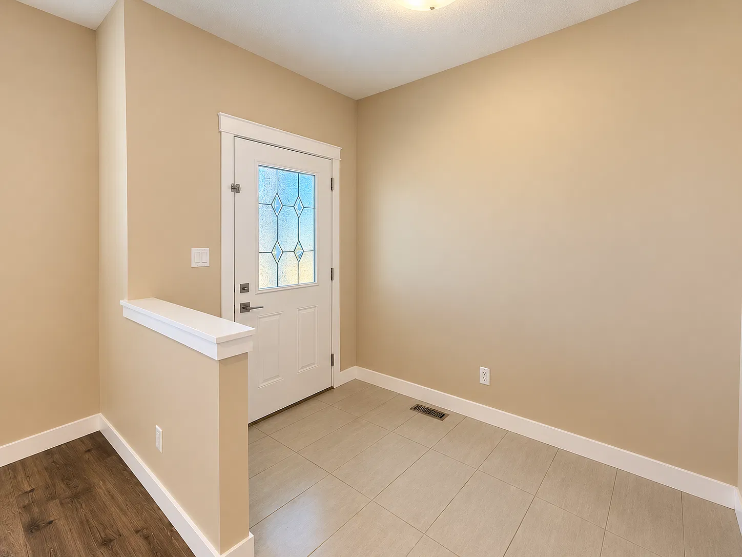 3 Bed 2.5 Bath Included Parking For Rent Edmonton — Photo 2