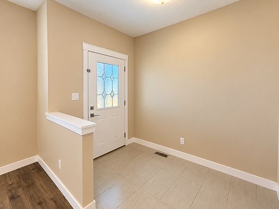 Bright Modern Entryway with Decorative Glass Door_10162026