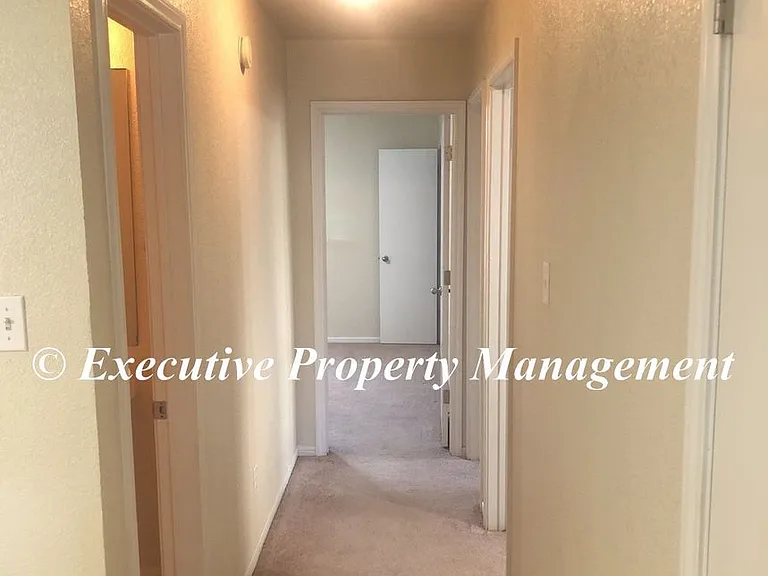 208 Janelle Dr — Photo 7