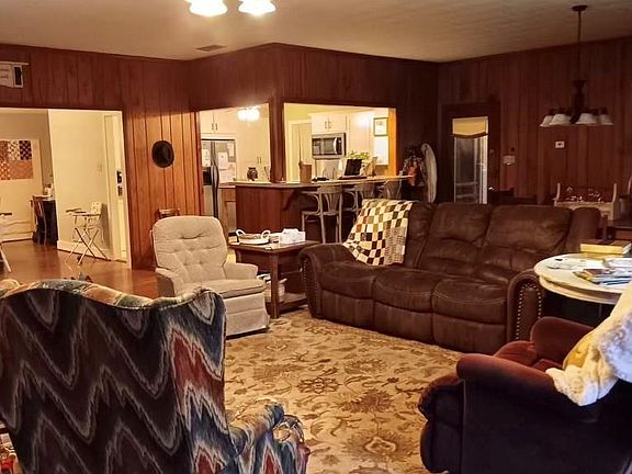 2nd image of 213 Lakeview Dr