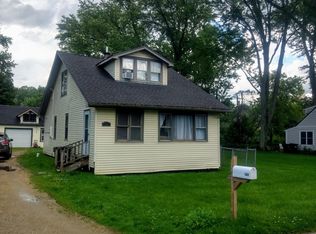 141 Crystal Beach Ave, Crystal Lake, IL 60014