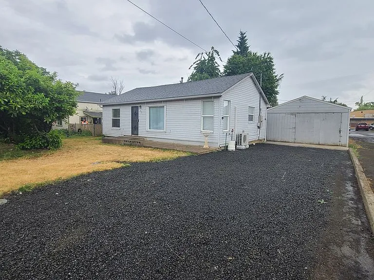 372 SW Donald St — Photo 1