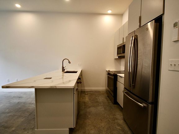 4th image of 225 Waterman St #103