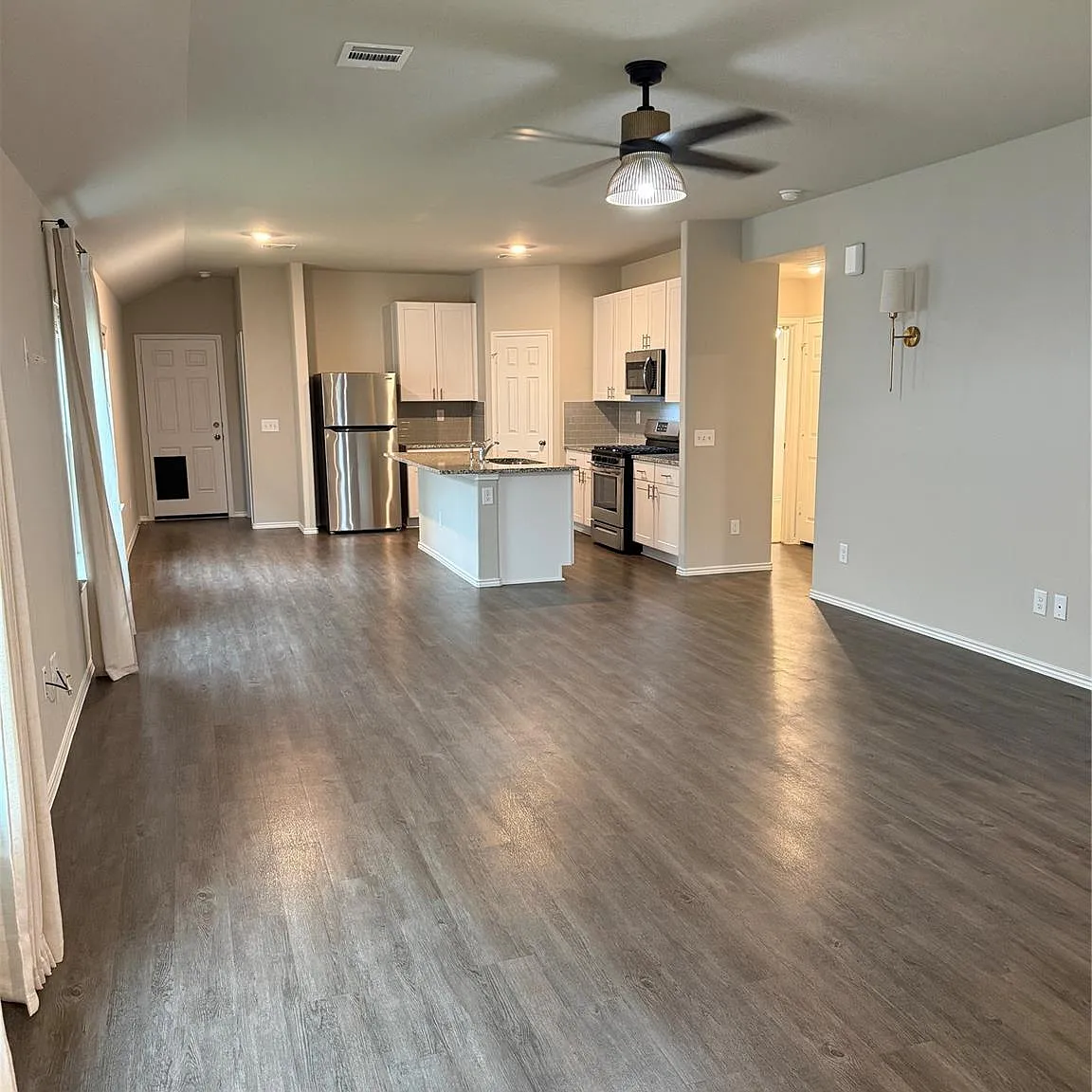 3 bed, 2.0 bath, 1184 sqft, $1,995 — Photo 2