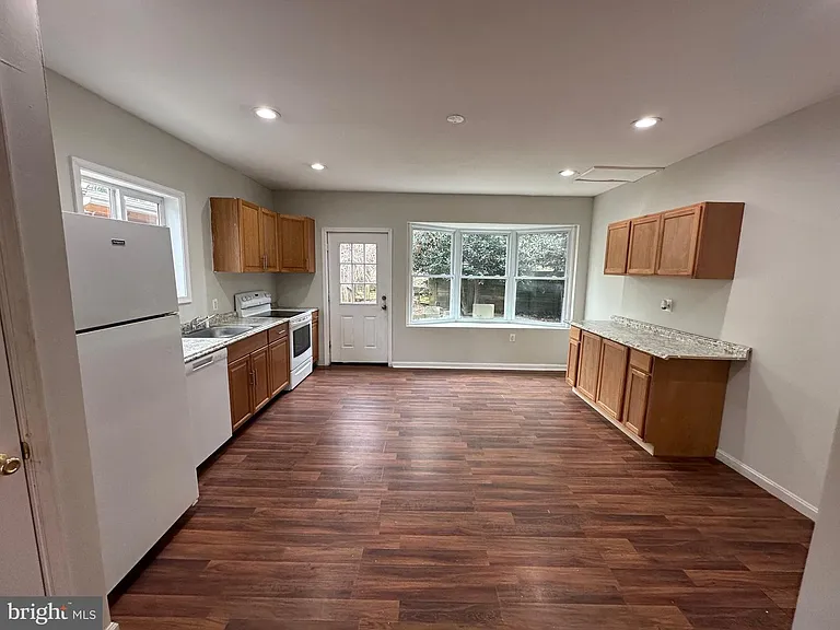 6221 Kenilworth Ave — Photo 9