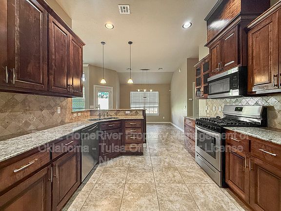 5th image of 1012 W Fargo Ln