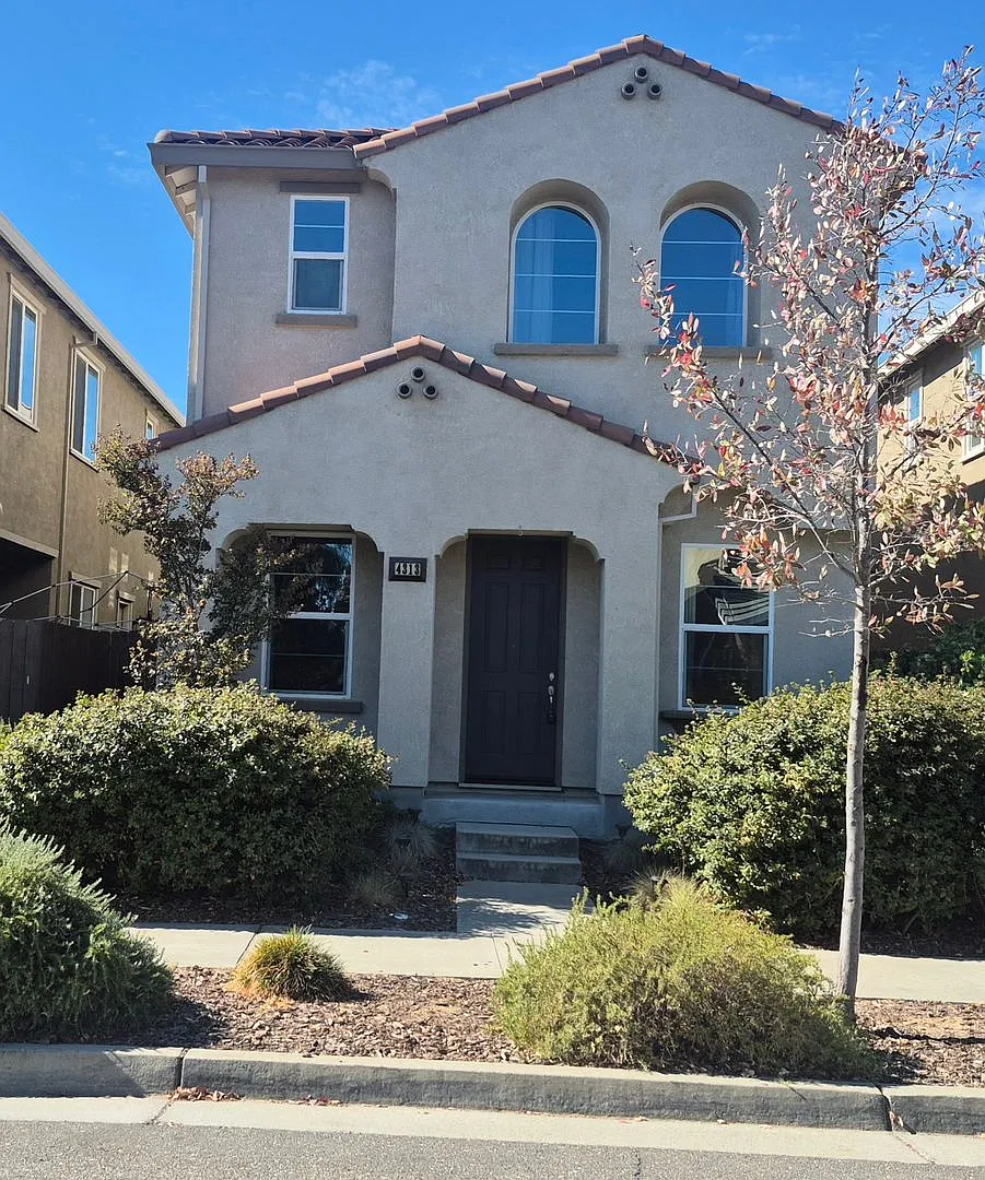 Great 3 bedroom 2.5 Home — Photo 1