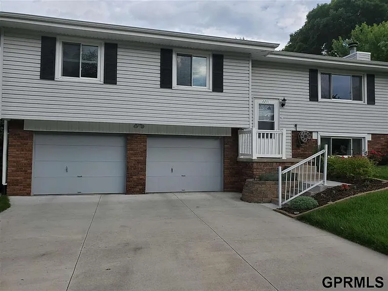2201 Scarborough Dr — Photo 2