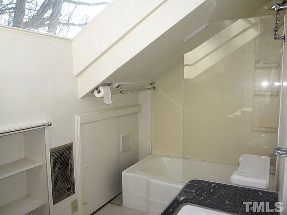 5th image of 38 Davie Cir APT 3