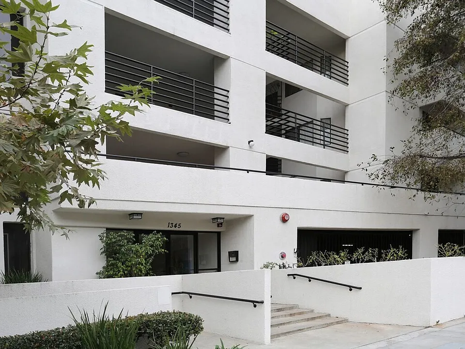 Building Photo 3