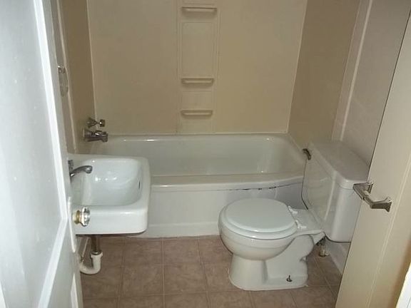 5th image of 808 East Ave APT A