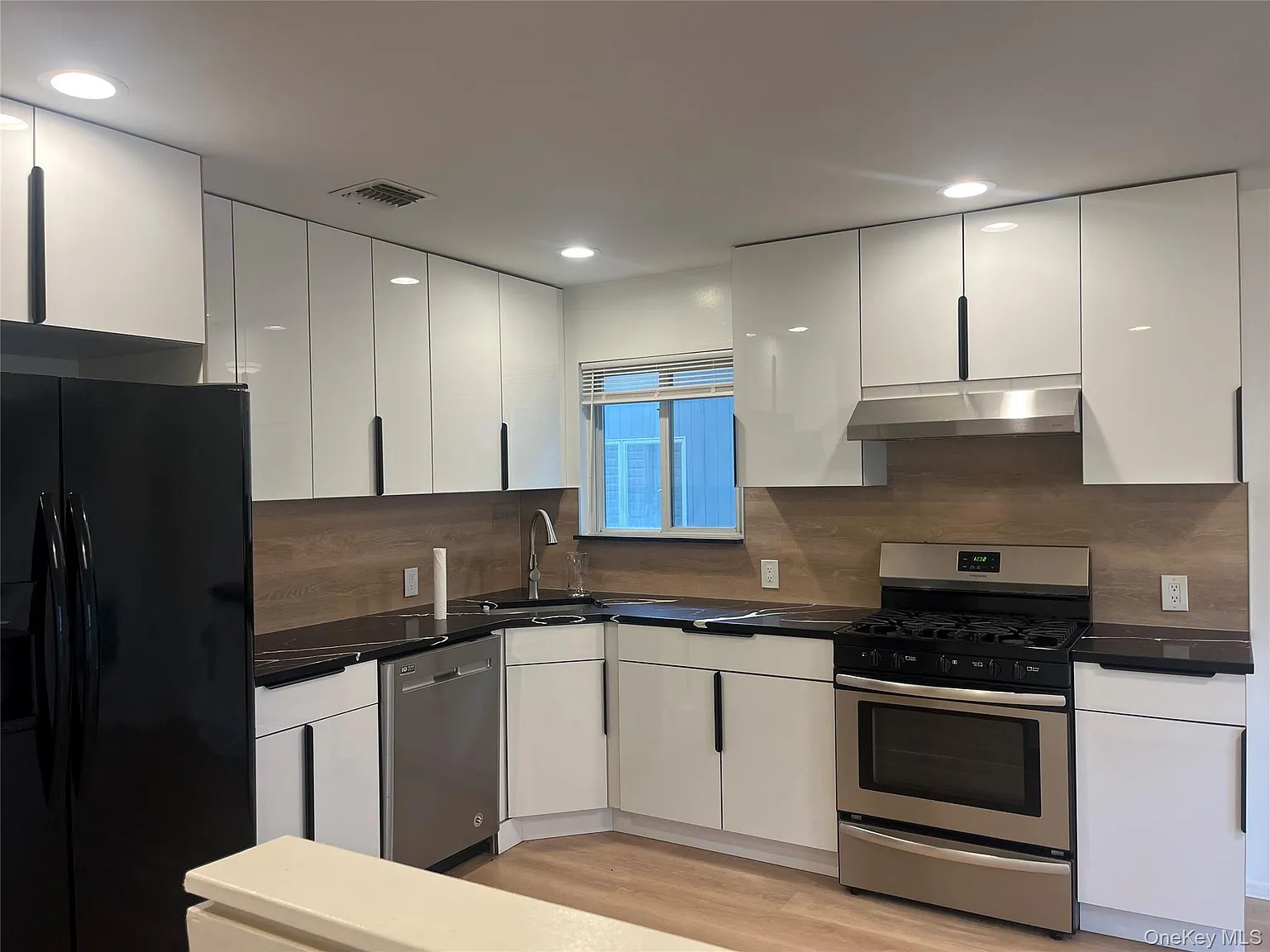 3 bed, 2.5 bath, 2400 sqft, $4,600 — Photo 3