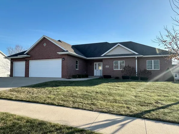 1013 Rosewood Dr, Manchester, IA 52057