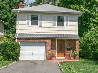 19 Linden St, Great Neck, NY 11021