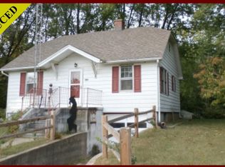 408 W 1st St, Kinmundy, IL 62854