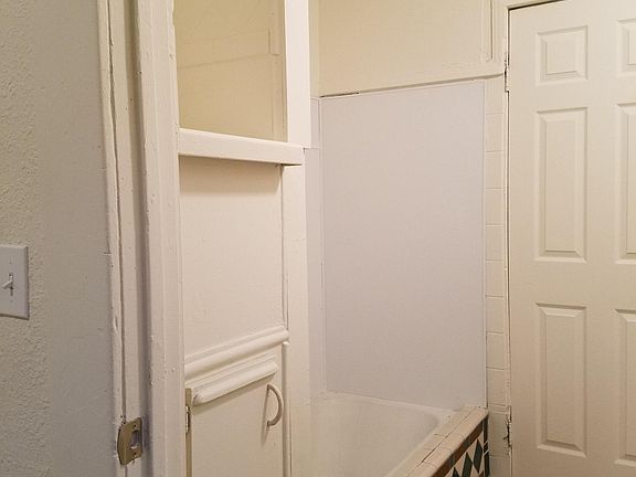 5th image of 630 N Roosevelt Ave