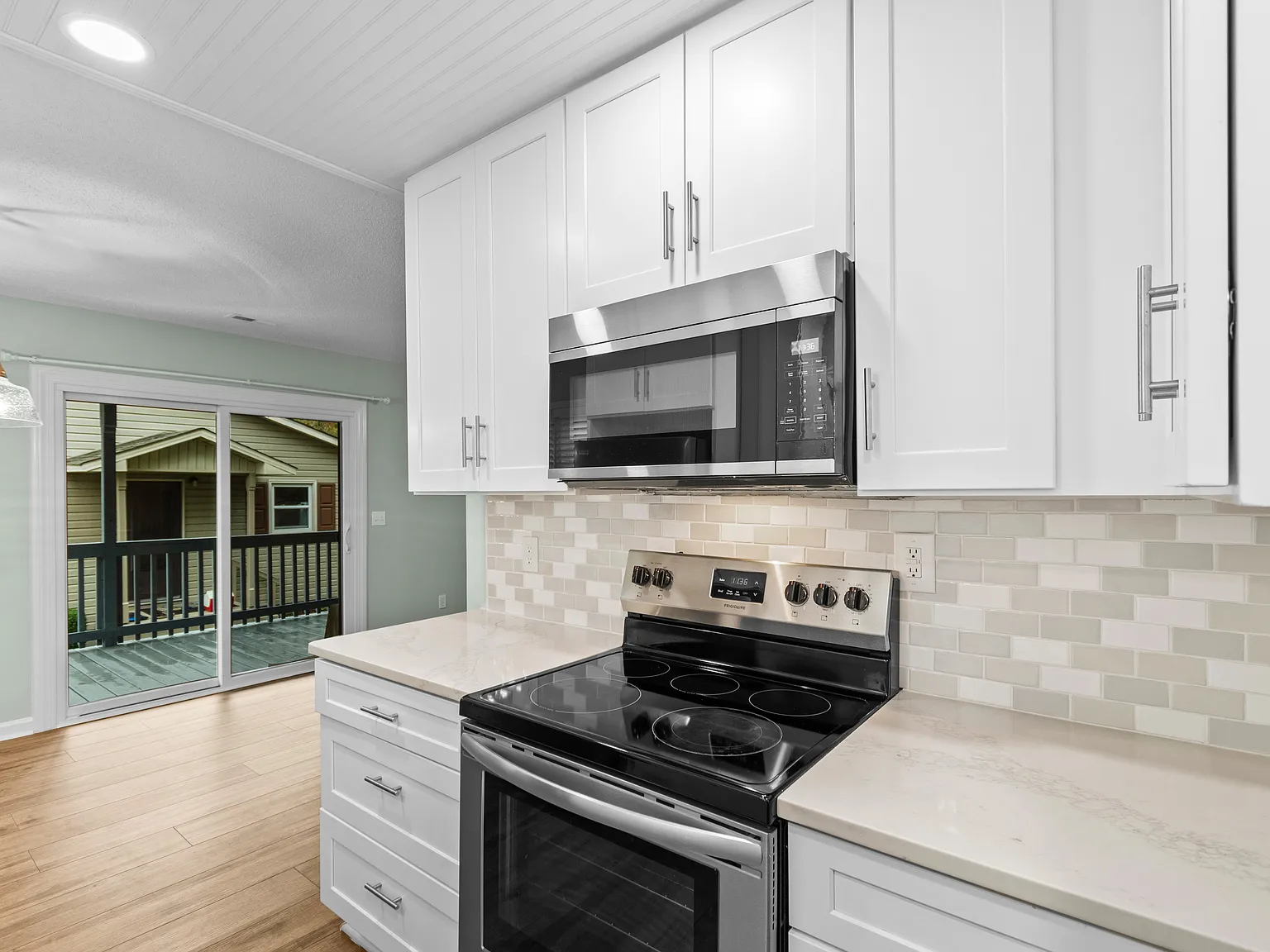 3 bed, 2.5 bath, 1400 sqft, $2,400 — Photo 3