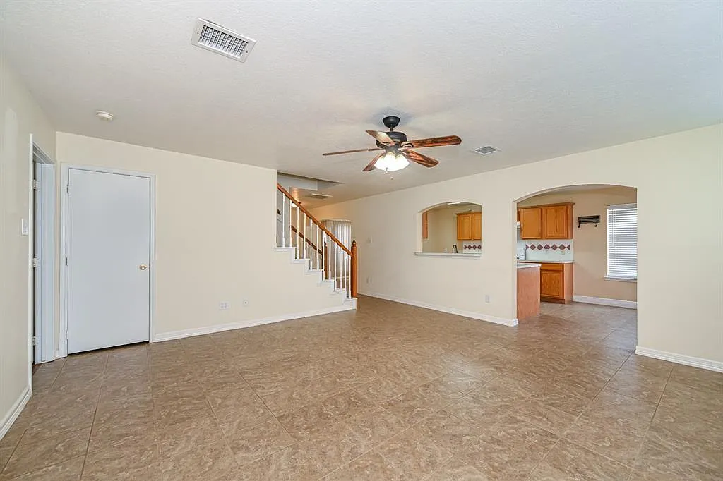 4 bed, 2.5 bath, 2116 sqft, $2,350 — Photo 4