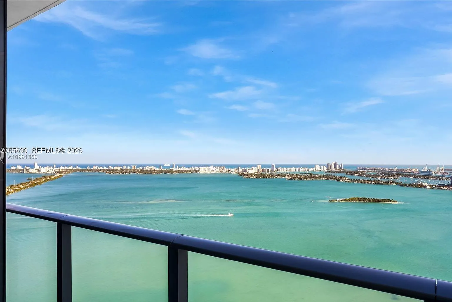 Gran Paraiso Condo — Photo 1