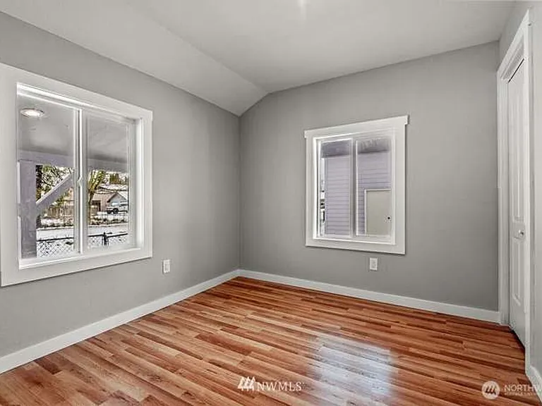 970 9th Ave — Photo 13
