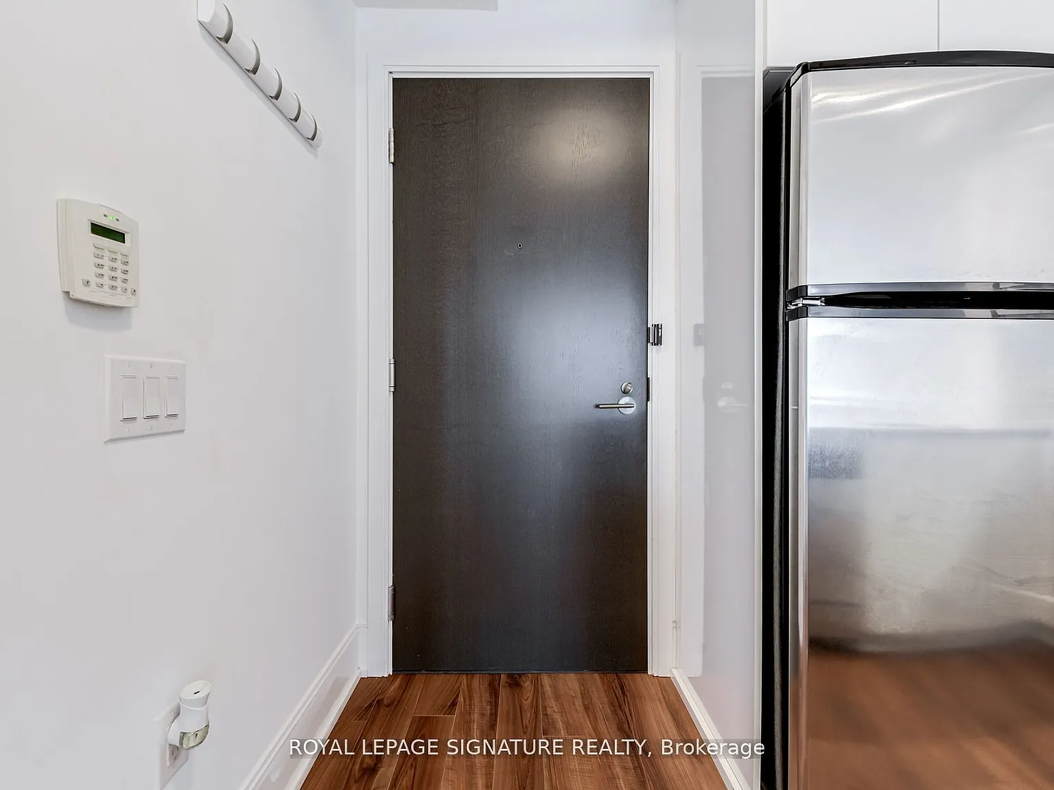 560 Front St W — Photo 2