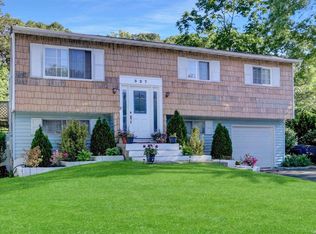 527 Hawkins Rd, Selden, NY 11784