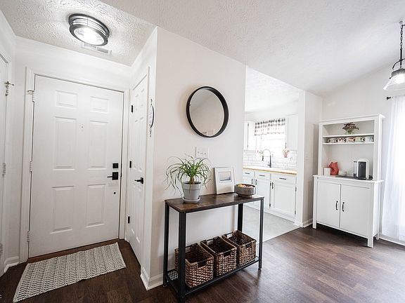 3rd image of 6767 Colony Pointe South Dr