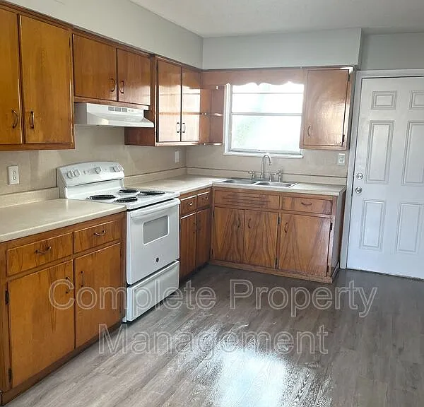 1108 Hall St — Photo 5