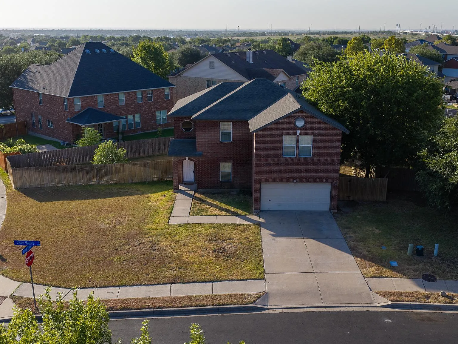 3 bed, 2.5 bath, 2389 sqft, $2,250 — Photo 2