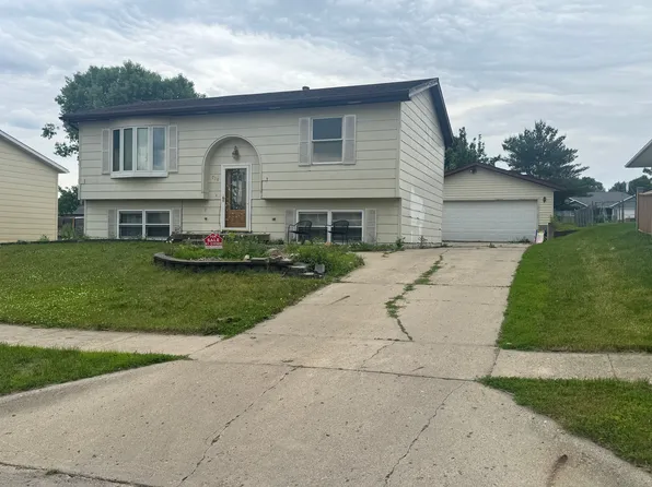 738 Mockingbird Dr, Carroll, IA 51401