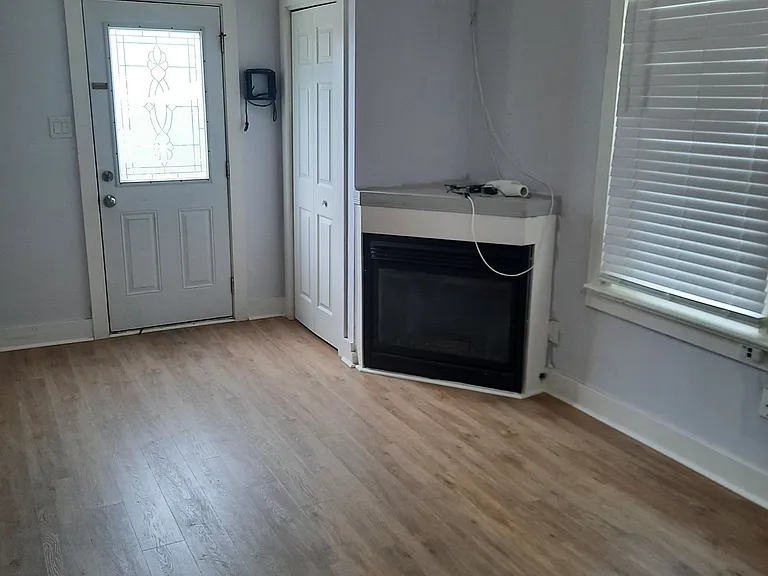 28 Wellington St W #4 — Photo 3
